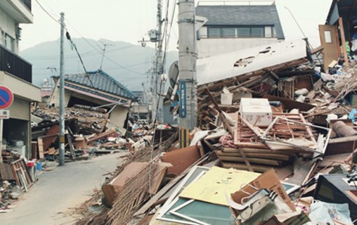 地震による木造住宅倒壊イメージ